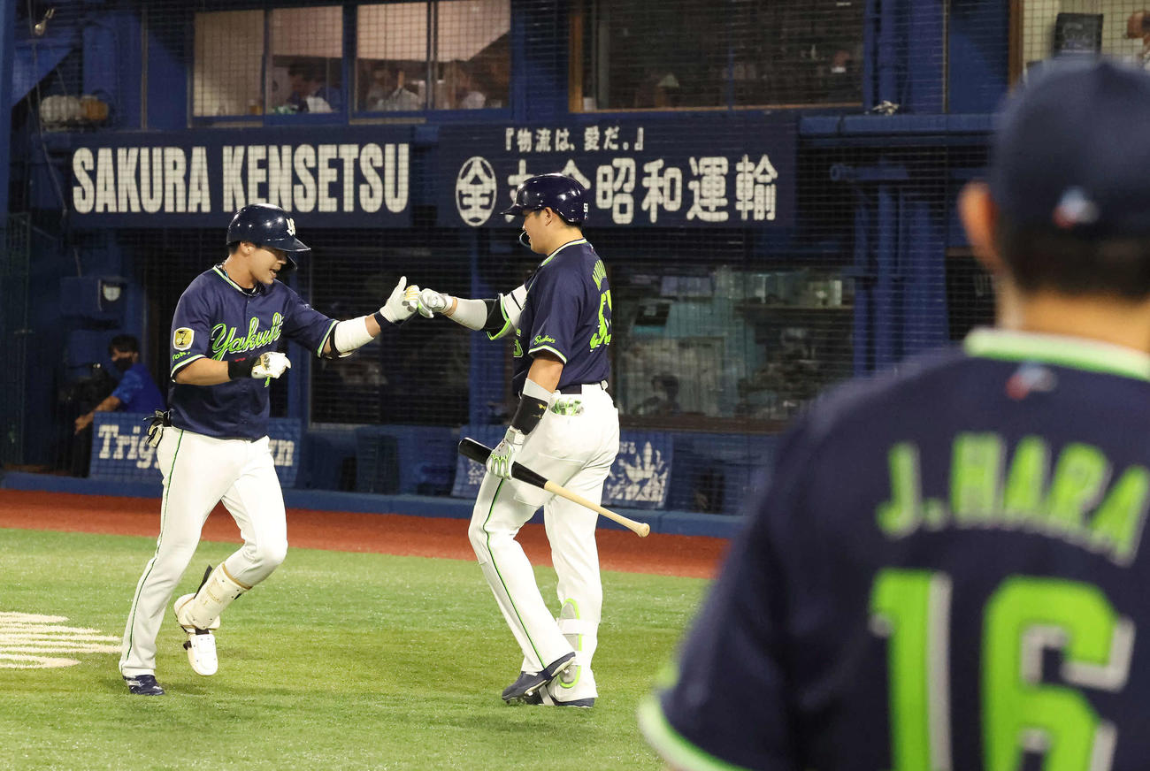 DeNA対ヤクルト　3回表ヤクルト1死、本塁打を放った山田（左）を迎える村上。手前は原（撮影・丹羽敏通）
