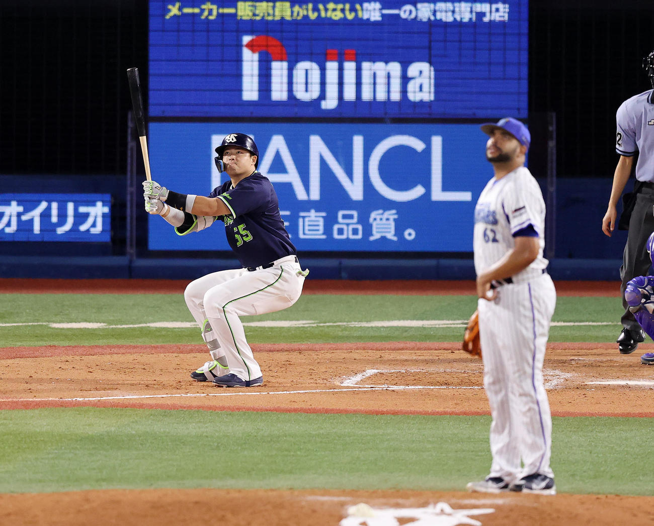 DeNA対ヤクルト　7回表ヤクルト無死、村上は右中間ソロ本塁打を放つ、投手はエスコバー（撮影・鈴木正人）