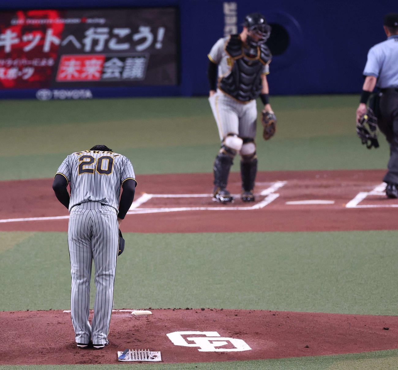 中日対阪神　初登板の森木はマウンドに一礼する（撮影・上田博志）