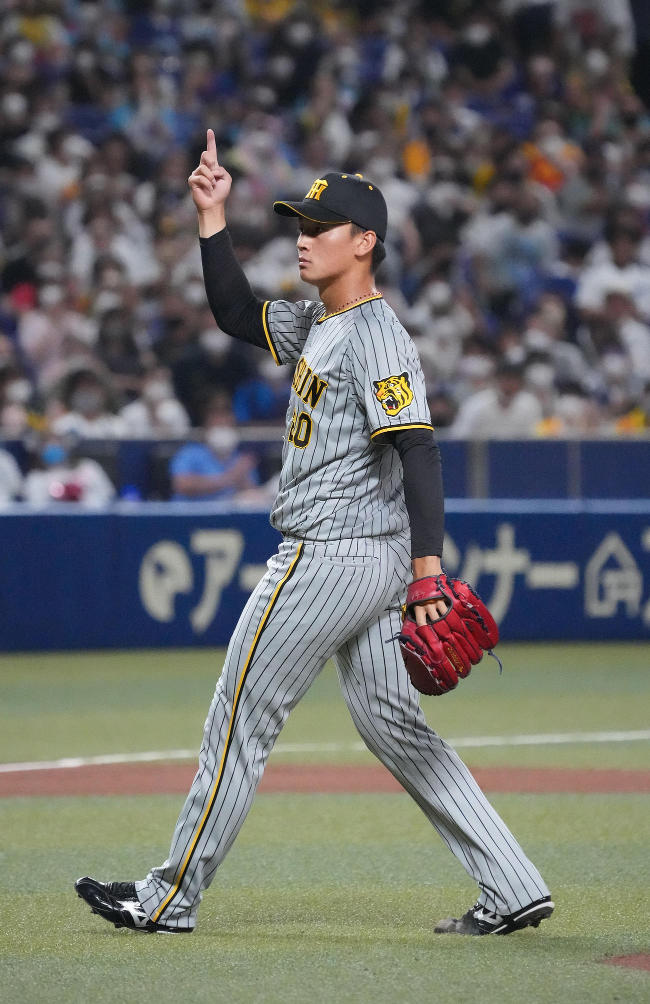 中日対阪神　4回裏中日2死、阿部のハーフスイングをアピールする森木（撮影・森本幸一）