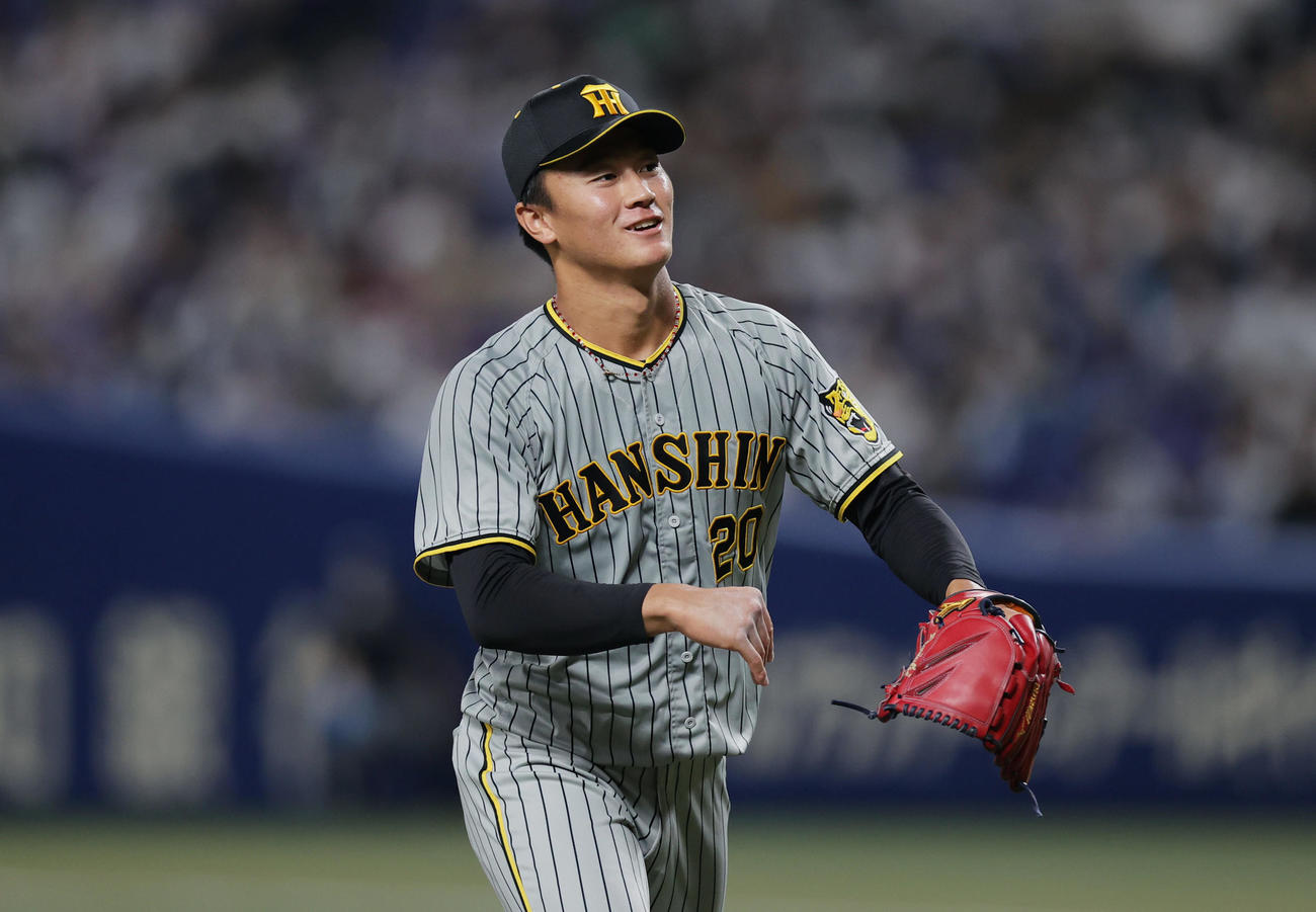 中日対阪神　5回裏中日2死、大野奨を空振り三振に仕留め、笑顔でベンチへ戻る森木（撮影・前田充）