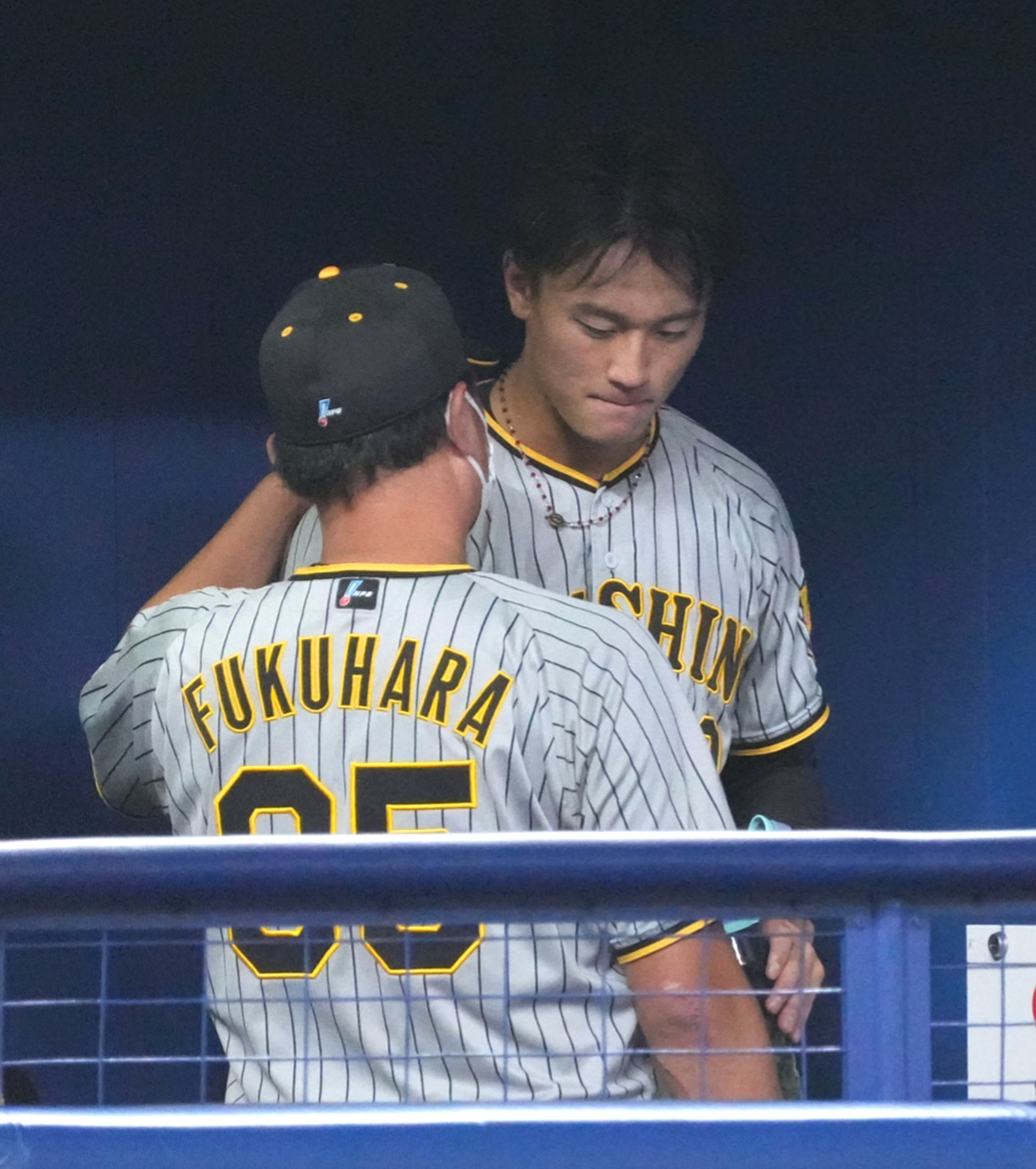 6回裏中日攻撃終了、ベンチに戻り福原投手コーチから声をかけられる森木（右）（撮影・森本幸一）