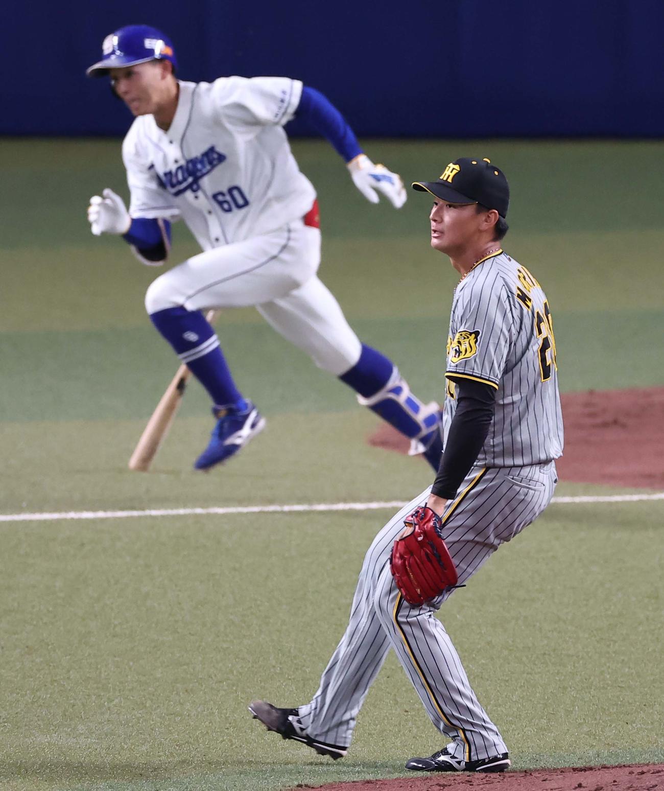 中日対阪神　6回裏中日2死三塁、森木（右）は岡林に右前適時打を浴びる（撮影・上田博志）