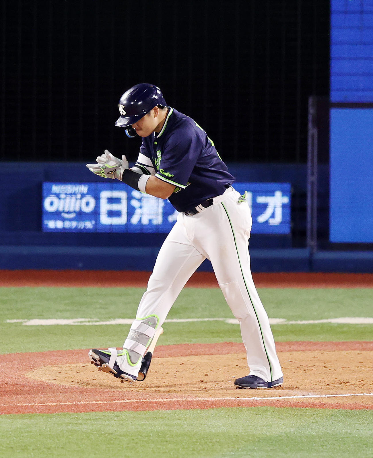 7回表ヤクルト無死、村上は右中間ソロ本塁打を放ち手をたたく（撮影・鈴木正人）