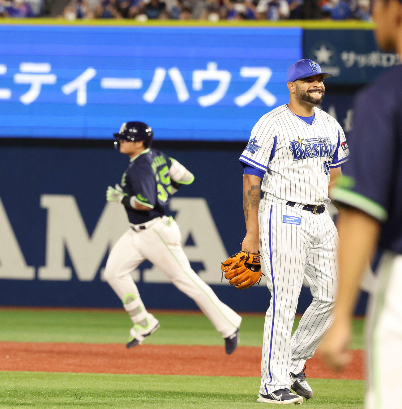 DeNA対ヤクルト　7回表ヤクルト無死、村上に勝ち越し本塁打を打たれたエスコバー（撮影・丹羽敏通）