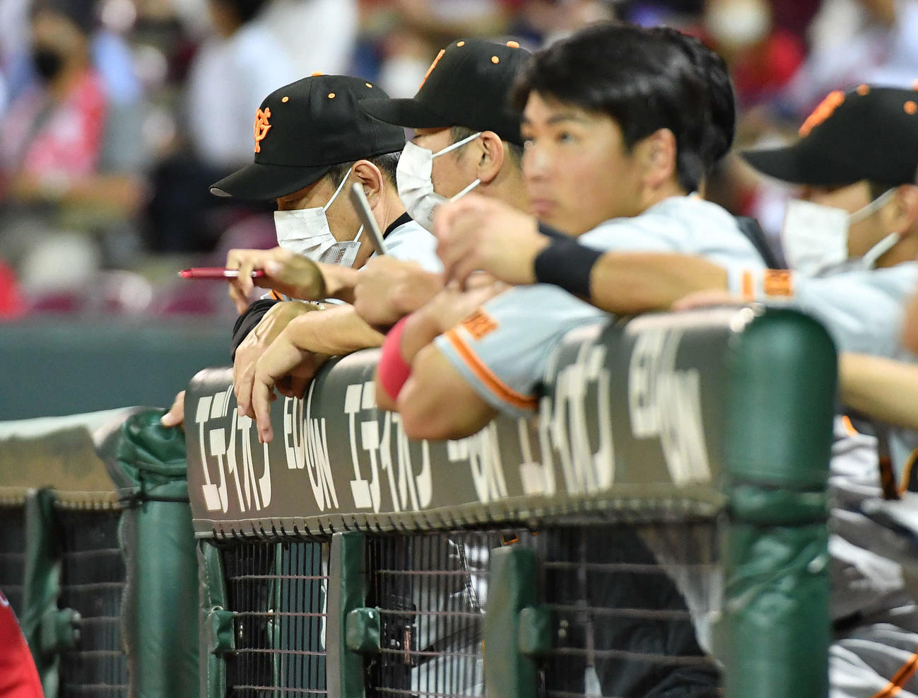 広島対巨人　9回表巨人2死、原監督（左端）はベンチで厳しい表情を見せる（撮影・岩下翔太）