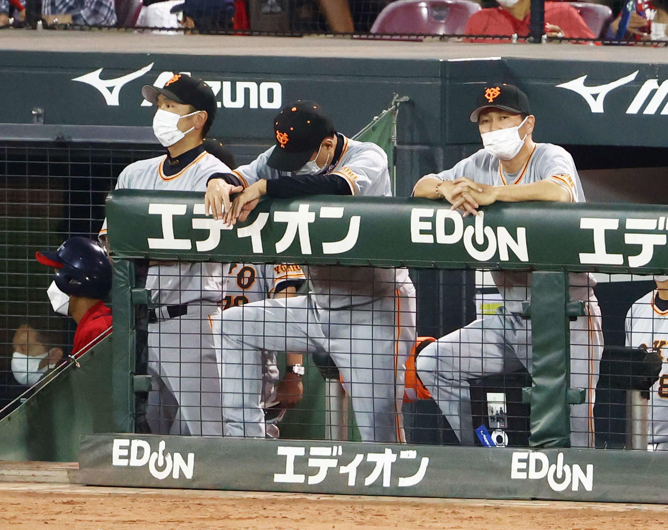 広島対巨人　9回表、ベンチでうつむく巨人原監督（中央）（撮影・河田真司）