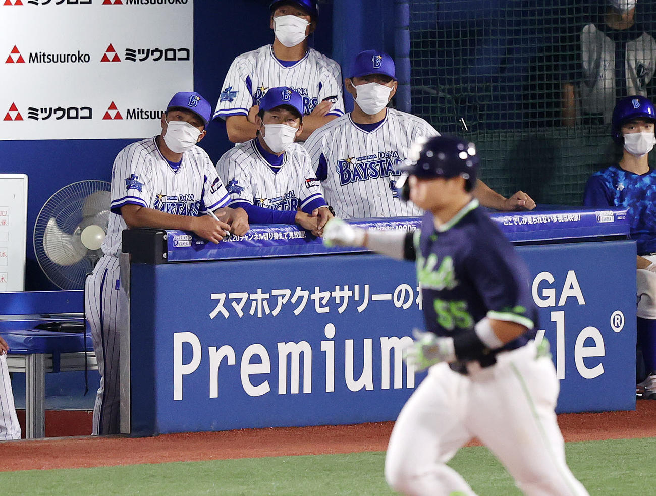 DeNA対ヤクルト　7回表ヤクルト無死、村上（手前）の右中間ソロ本塁打を見る三浦監督（後方中央）（撮影・鈴木正人）