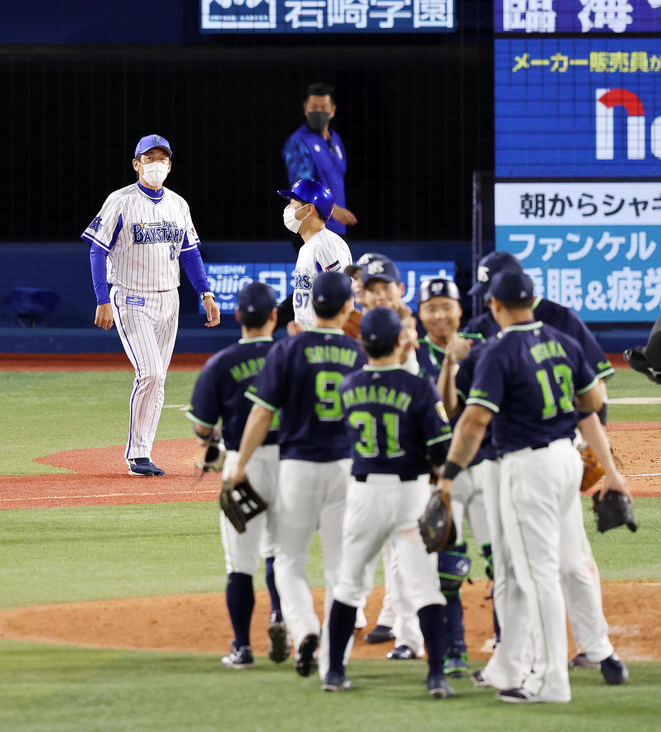 DeNA対ヤクルト　敗戦しあいさつに向かうDeNA三浦監督（左）（撮影・鈴木正人）