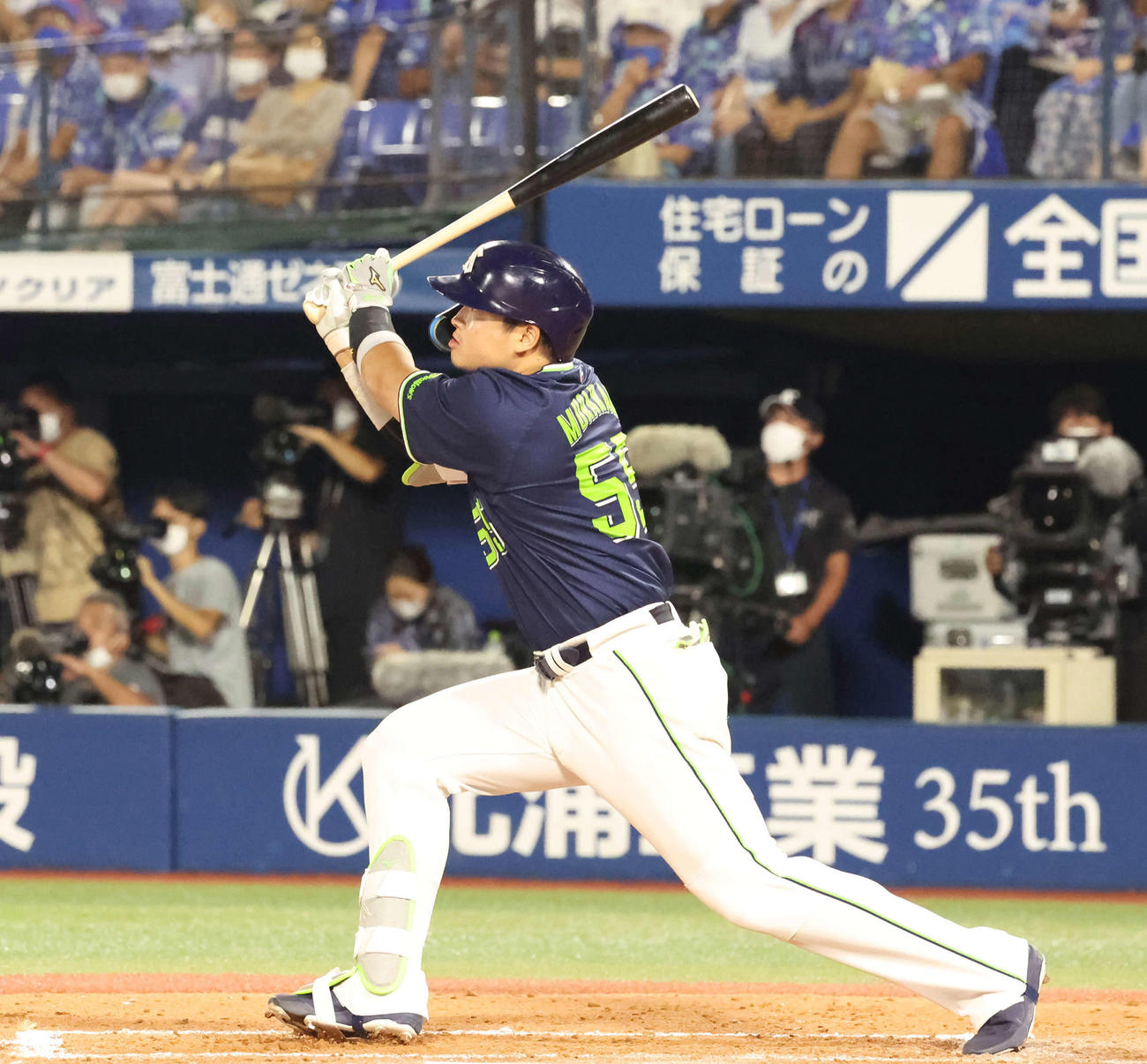 7回表ヤクルト無死、村上は右中間に勝ち越しの49号ソロ本塁打を放つ（撮影・丹羽敏通）