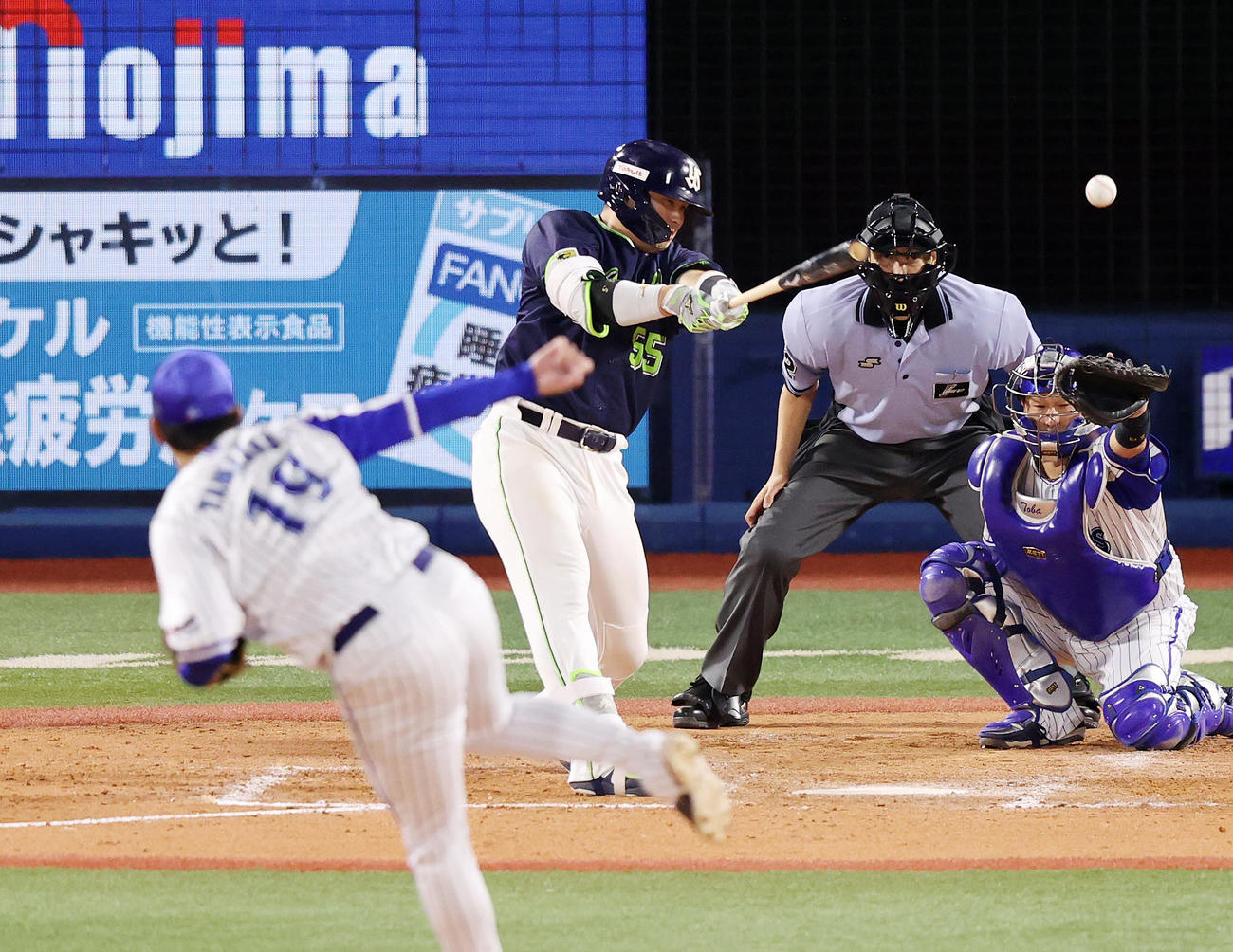DeNA対ヤクルト　9回表ヤクルト無死、村上は中前安打を放つ（撮影・鈴木正人）