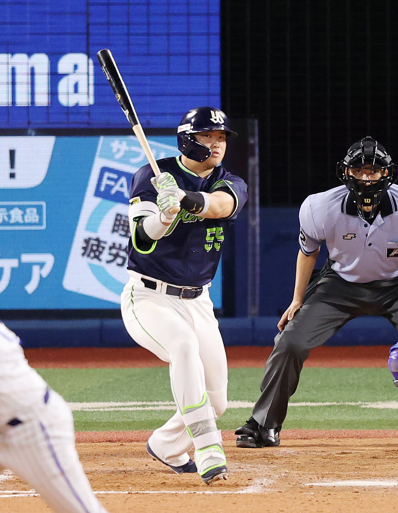 DeNA対ヤクルト　9回表ヤクルト無死、村上は中前安打を放つ（撮影・鈴木正人）
