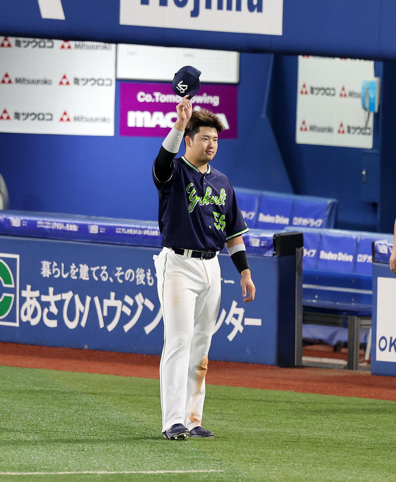 DeNA対ヤクルト　ファンにあいさつするヤクルト村上（撮影・鈴木正人）