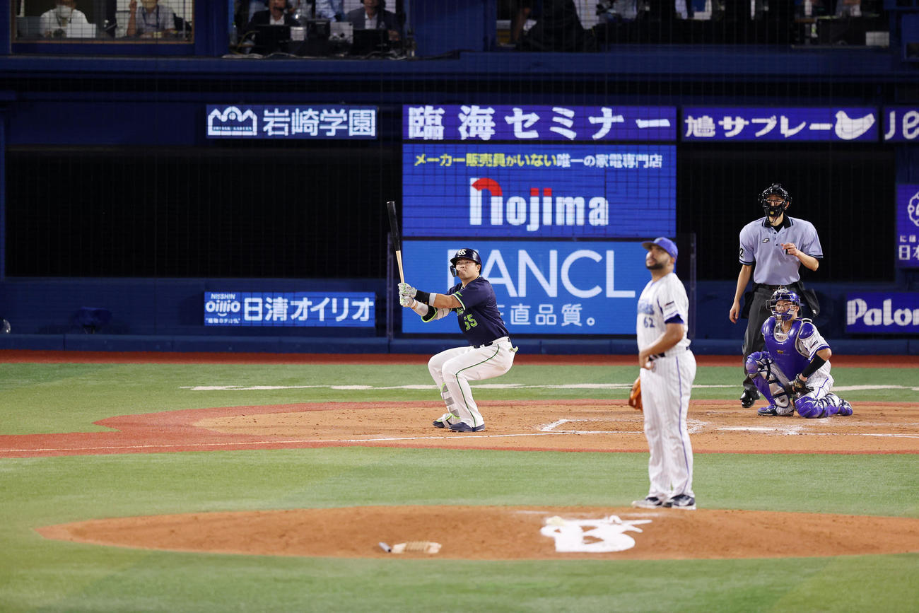 DeNA対ヤクルト　7回表ヤクルト無死、村上は右中間へソロ本塁打を放つ。投手エスコバー（撮影・鈴木正人）
