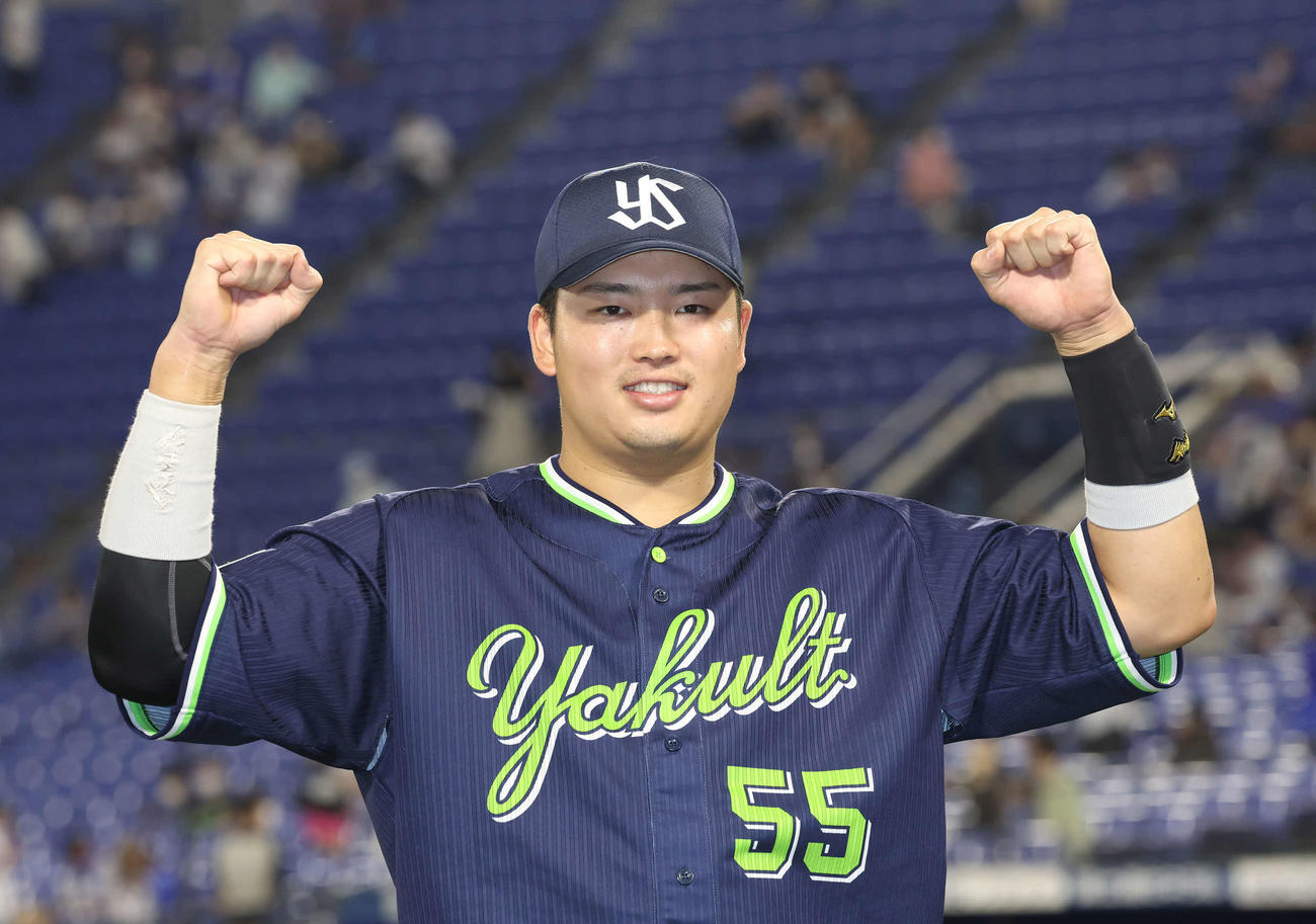 DeNA対ヤクルト　笑顔で写真に納まる村上宗隆（撮影・丹羽敏通）