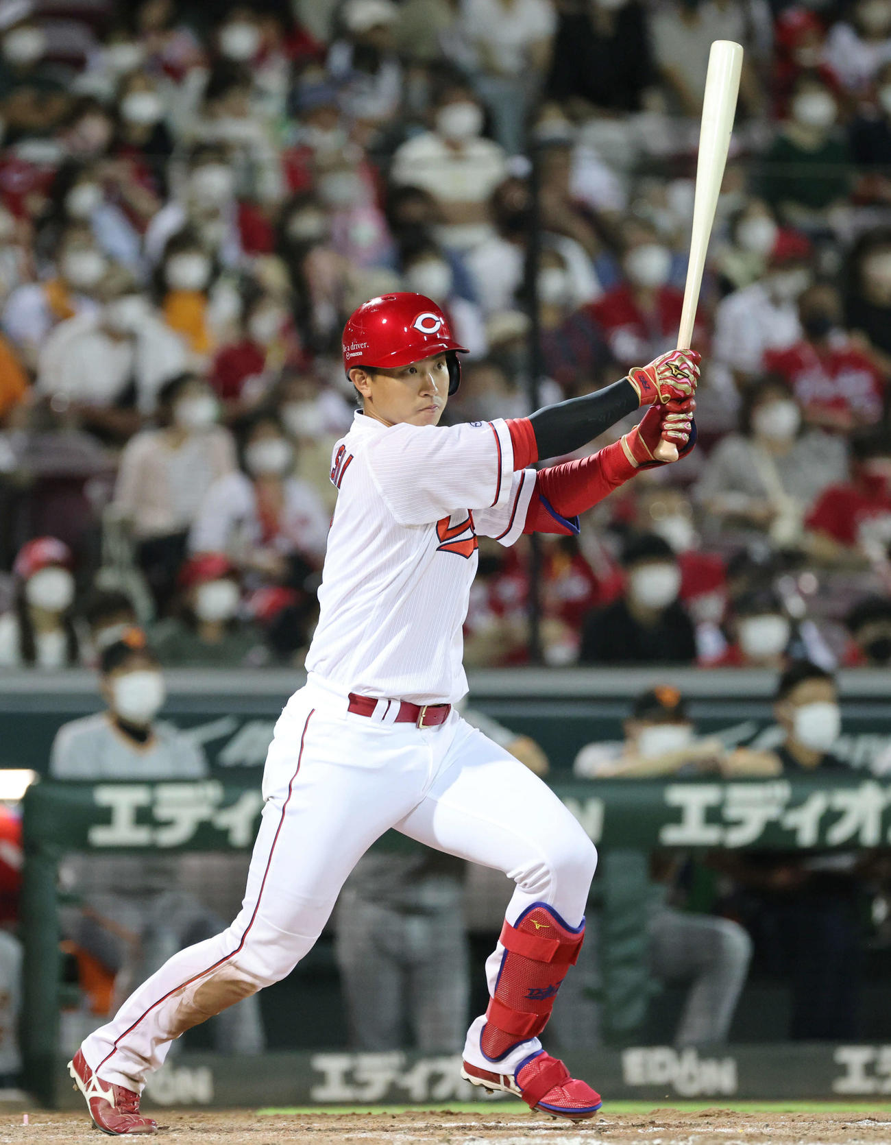 広島対巨人　5回裏広島2死一、二塁、堂林は右翼へ勝ち越し適時二塁打を放つ（撮影・加藤孝規）