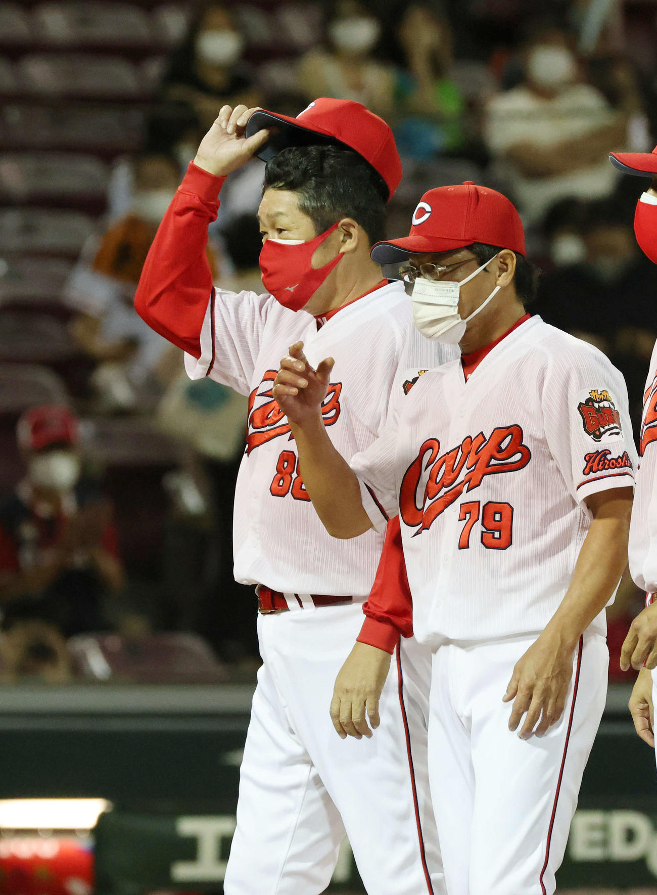 広島対巨人　巨人に勝ち、ファンの声援に応える佐々岡監督。右は河田ヘッドコーチ（撮影・加藤孝規）