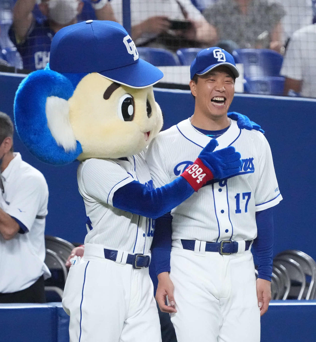 28日の阪神戦の試合後、ドアラからねぎらいを受ける柳（右）（撮影・森本幸一）