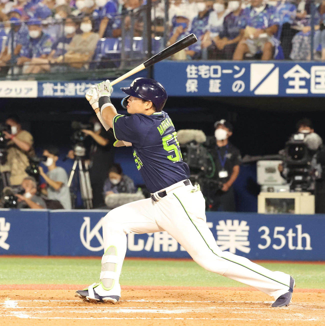 DeNA対ヤクルト　7回表ヤクルト無死、村上は右中間に勝ち越しソロ本塁打を放つ（撮影・丹羽敏通）
