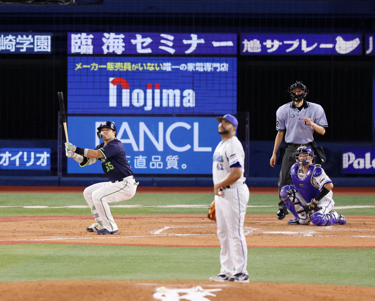DeNA対ヤクルト　7回表ヤクルト無死、村上は右中間へソロ本塁打を放つ。投手エスコバー（撮影・鈴木正人）
