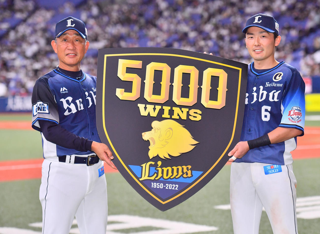 オリックス対西武　球団通算5000勝を達成し源田（右）とともにボードを持つ西武辻監督（撮影・和賀正仁）