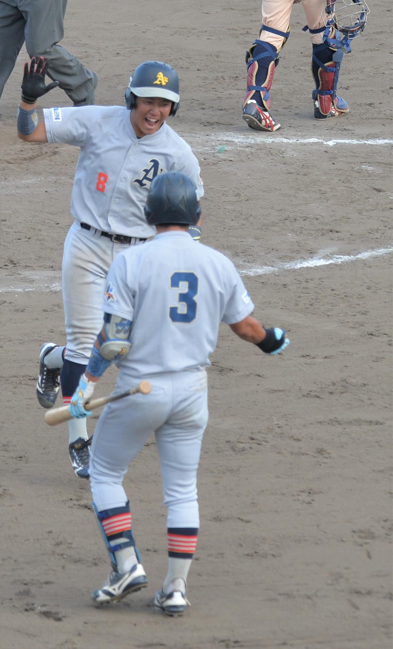 7回に2ランを放ち、笑顔を見せる青森大・八戸（左）