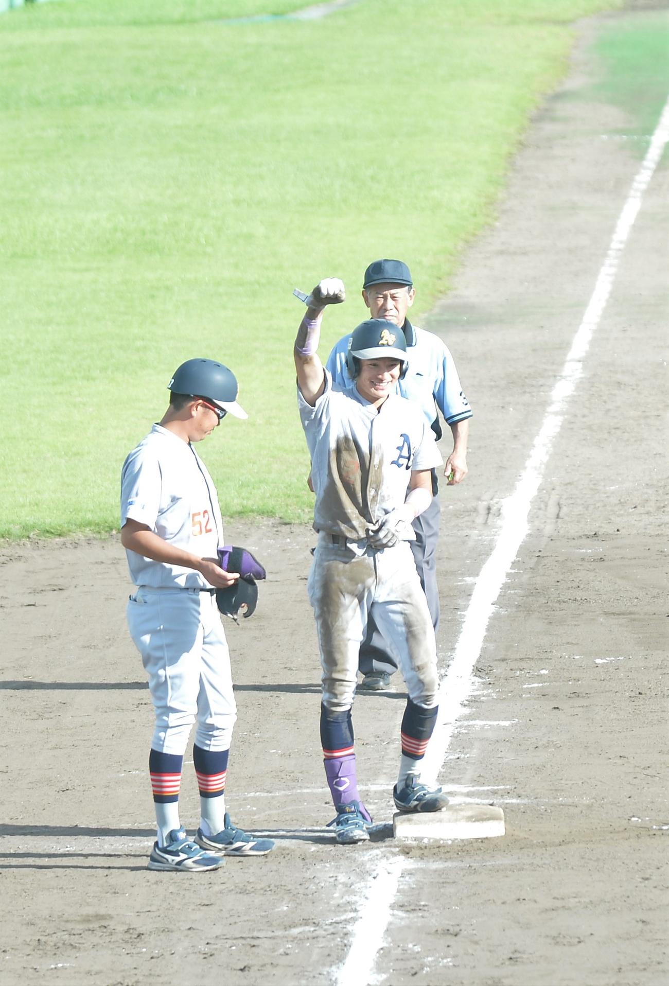 先制適時三塁打を放ち、ガッツポーズする青森大・玉置（右）（撮影・佐藤究）