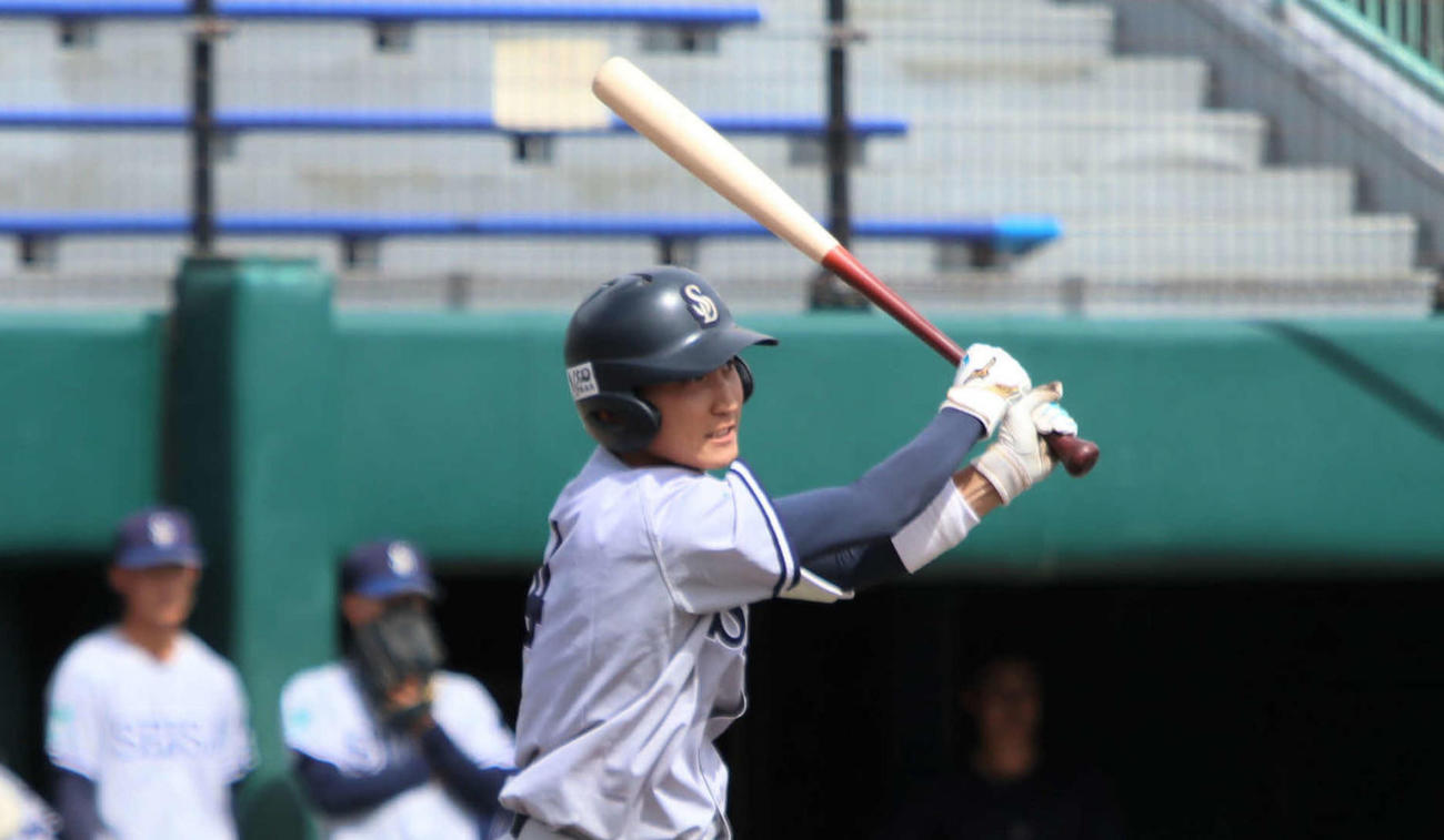 星槎道都大対北海学園大　3回表星槎道都大1死二塁で先制の中前適時打を放つ大和（撮影・山崎純一）