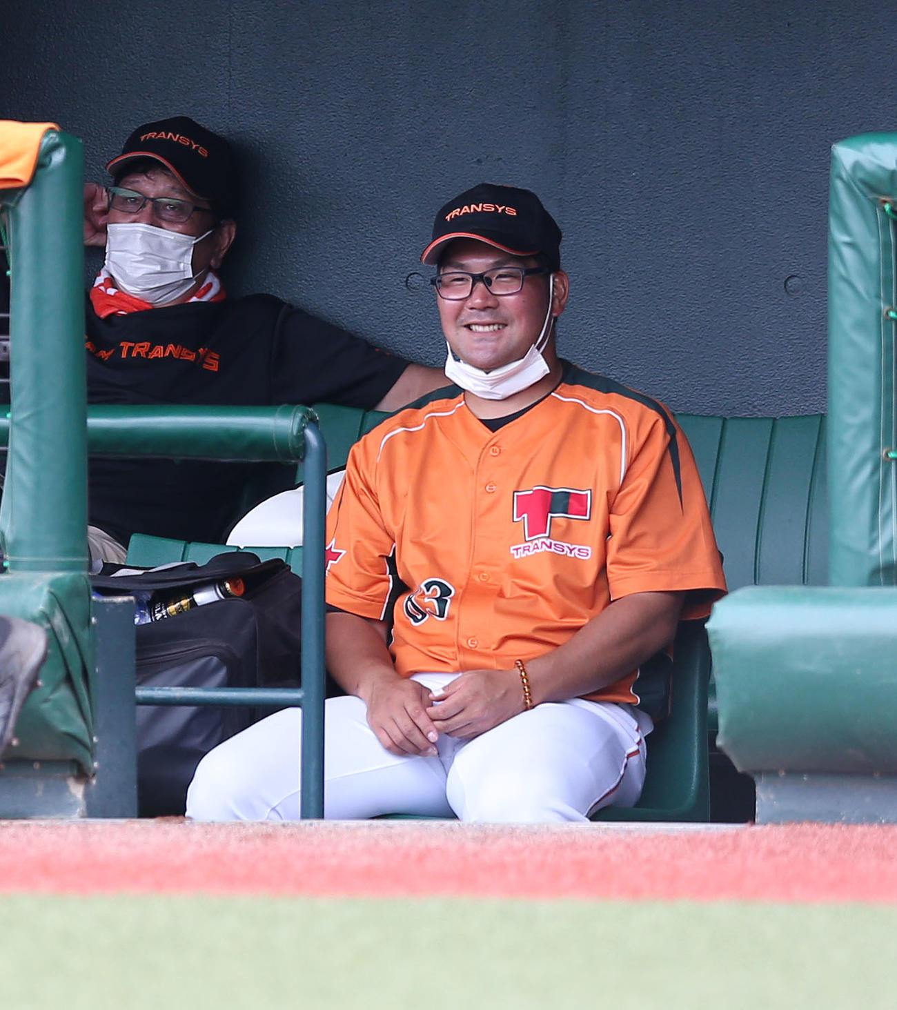 TRANSYS対大和高田クラブ　ベンチで笑顔を見せるTRANSYS・本間監督兼選手（撮影・宮地輝）