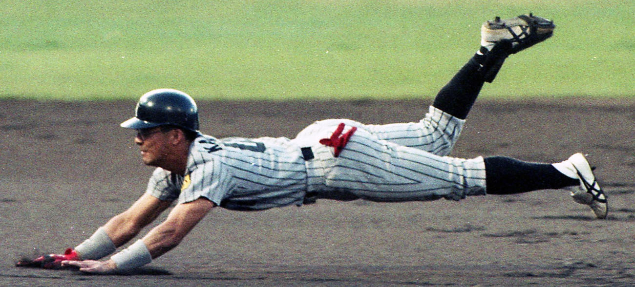 ヘッドスライディングする阪神亀山努（1992年9月10日撮影）