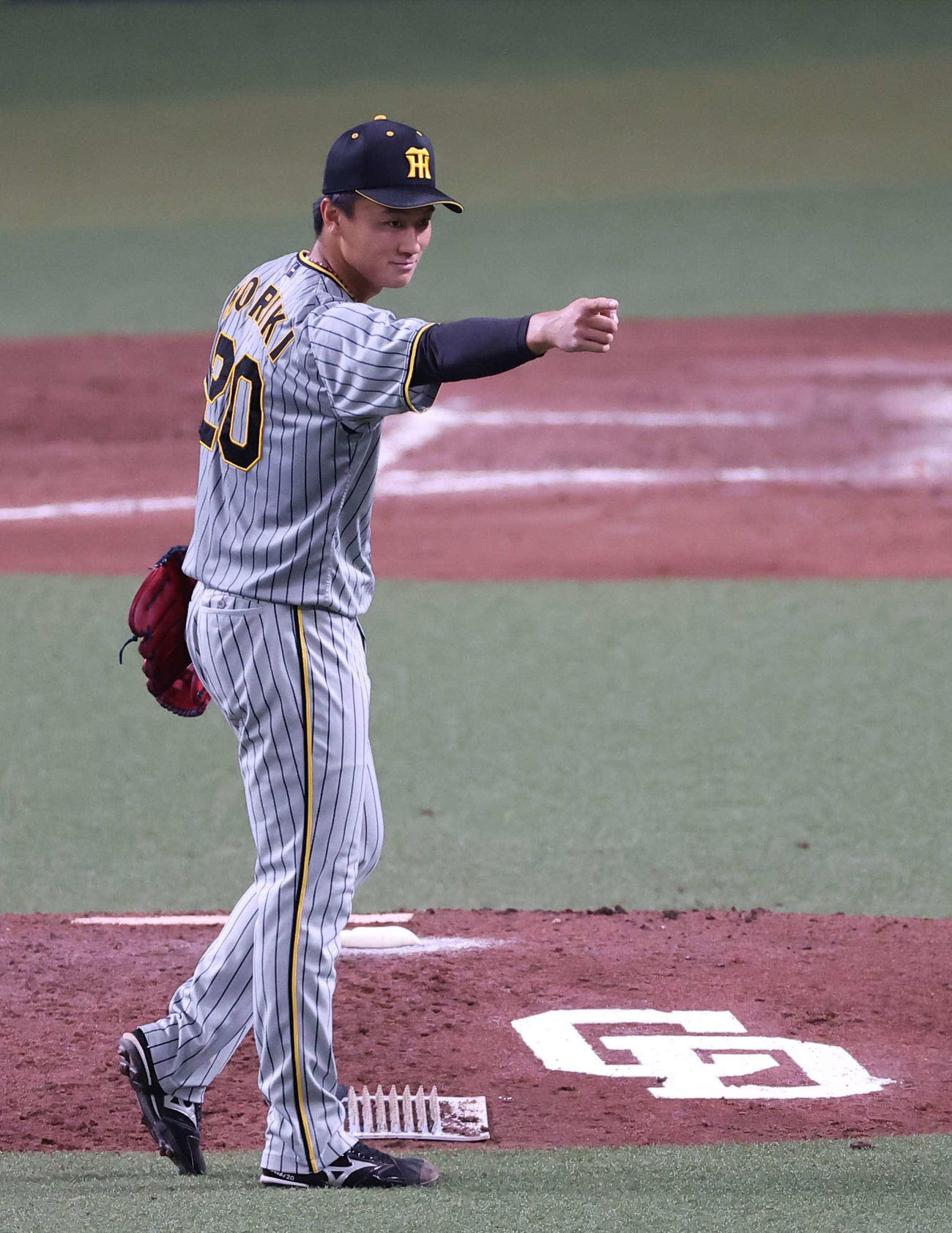 22年8月28日、中日対阪神　5回裏中日無死、ビシエドの遊ゴロをさばいた中野を指さし笑顔を見せる森木