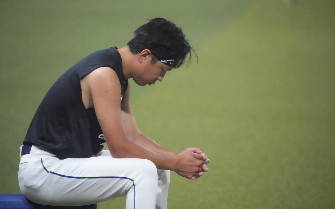 中日投手練習　練習の合間、考え事をしながら呼吸を整える大野雄（撮影・森本幸一）