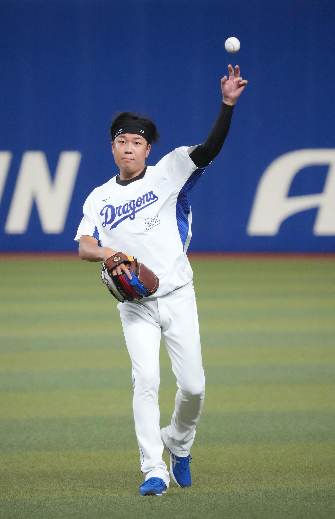 中日投手練習　キャッチボールをする大野雄（撮影・森本幸一）