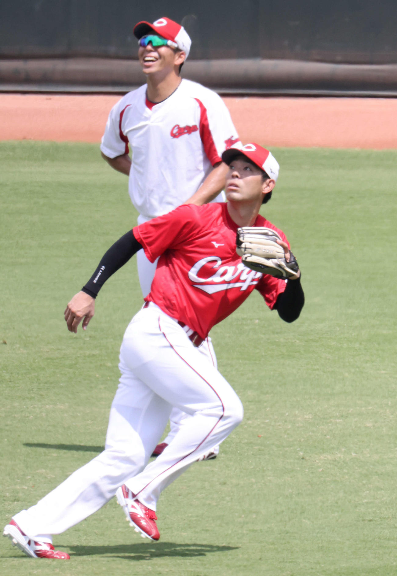 外野でノックを受ける秋山。後ろは野間（撮影・加藤孝規）