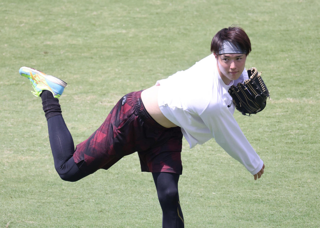 投手指名練習でキャッチボールをする広島森下暢仁（撮影・加藤孝規）