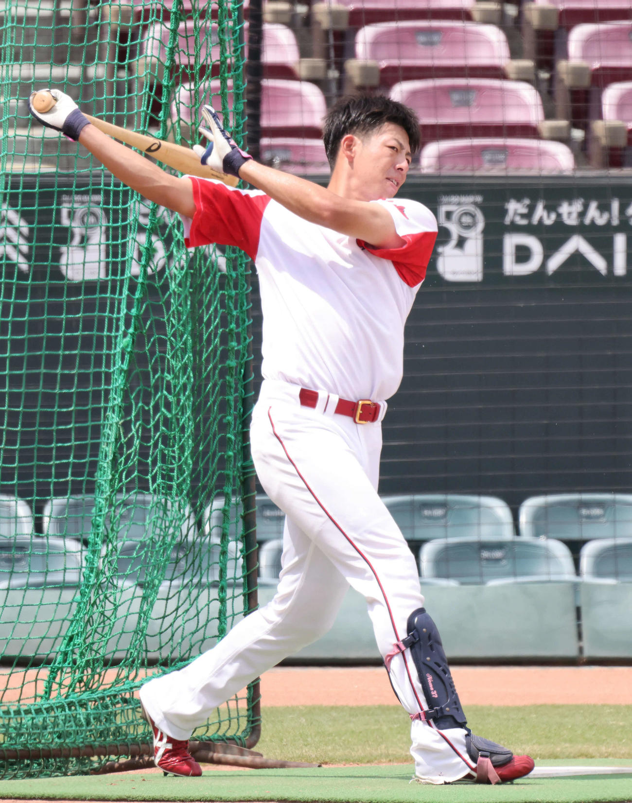 打撃練習をする野間峻祥（撮影・加藤孝規）