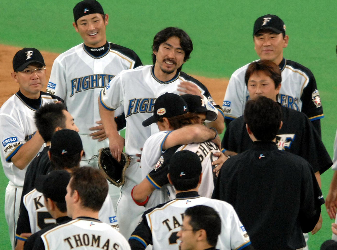日本一を決め、引退の新庄剛志とヒルマン監督は抱き合って喜ぶ（2006年10月26日撮影）