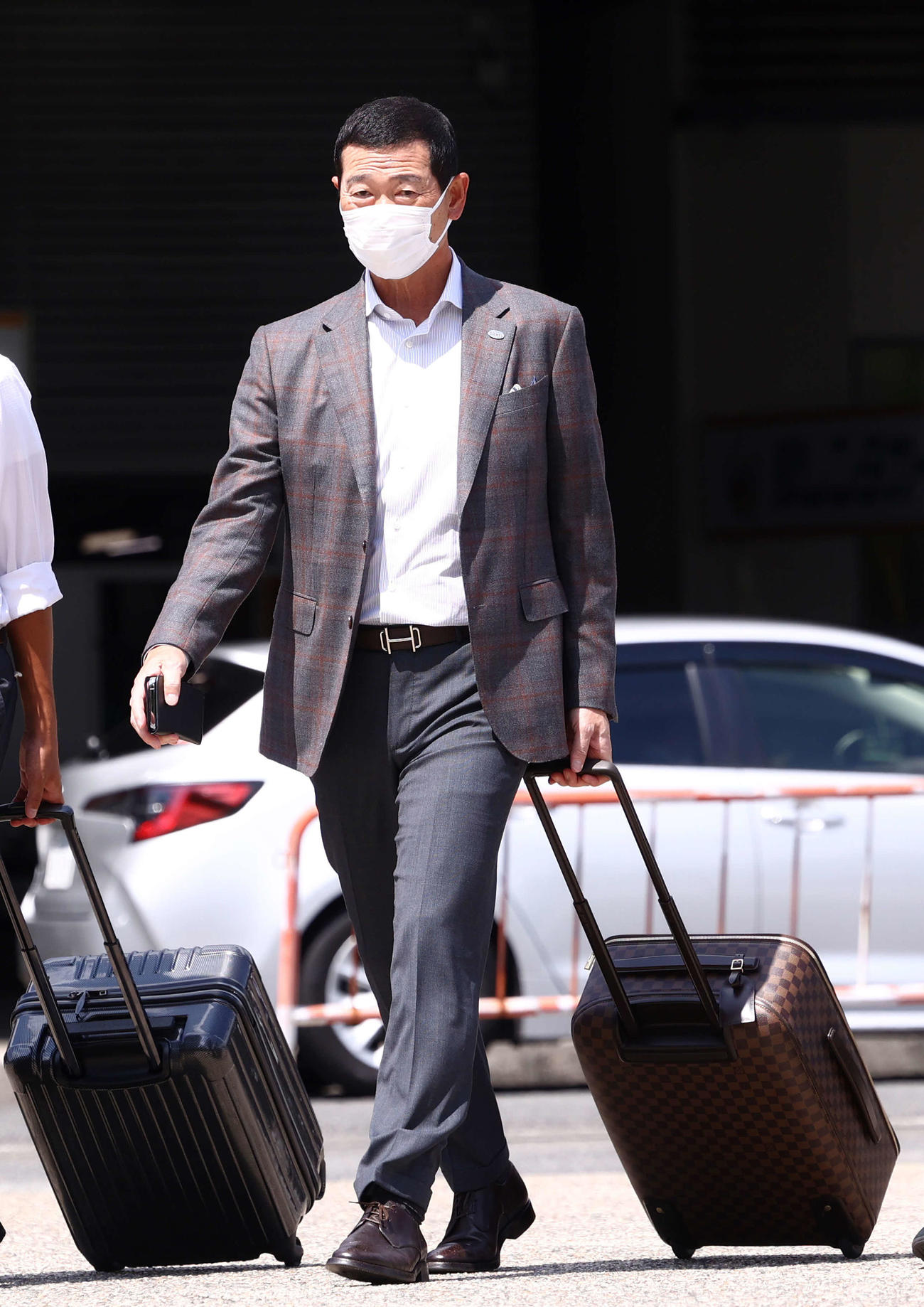 ヤクルト戦に向け大阪に到着する巨人桑田投手チーフコーチ（撮影・河田真司）