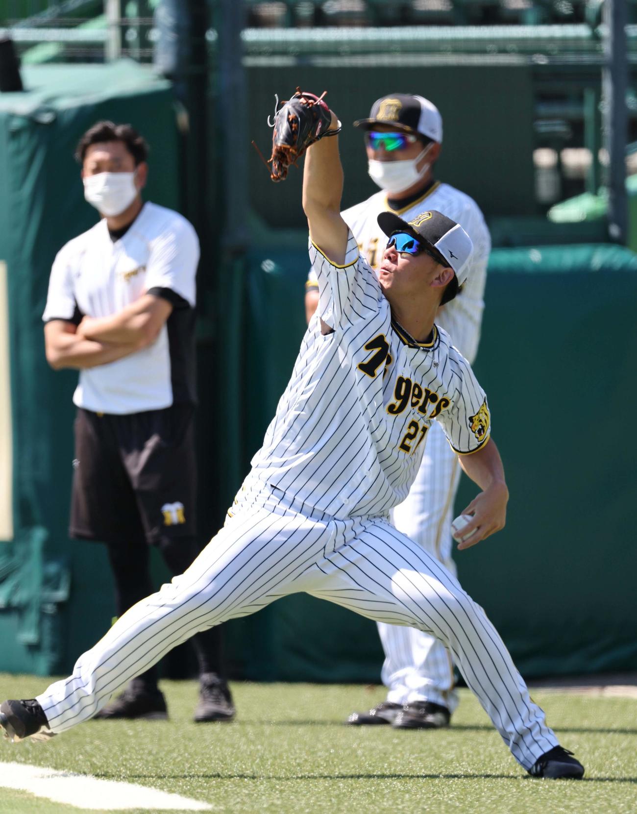 キャッチボールで調整する伊藤将司（撮影・上田博志）
