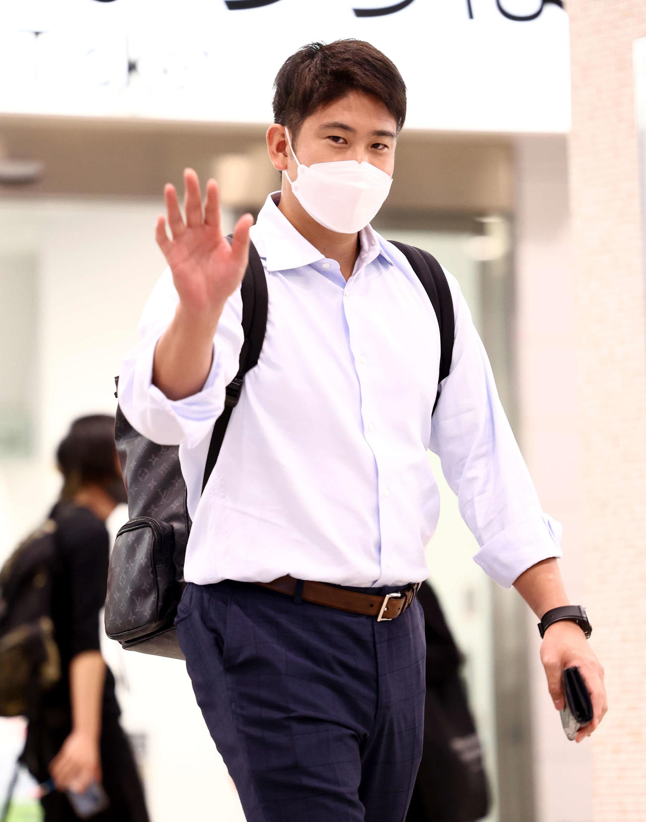 ヤクルト戦に向け大阪に到着し手を振る巨人菅野（撮影・河田真司）
