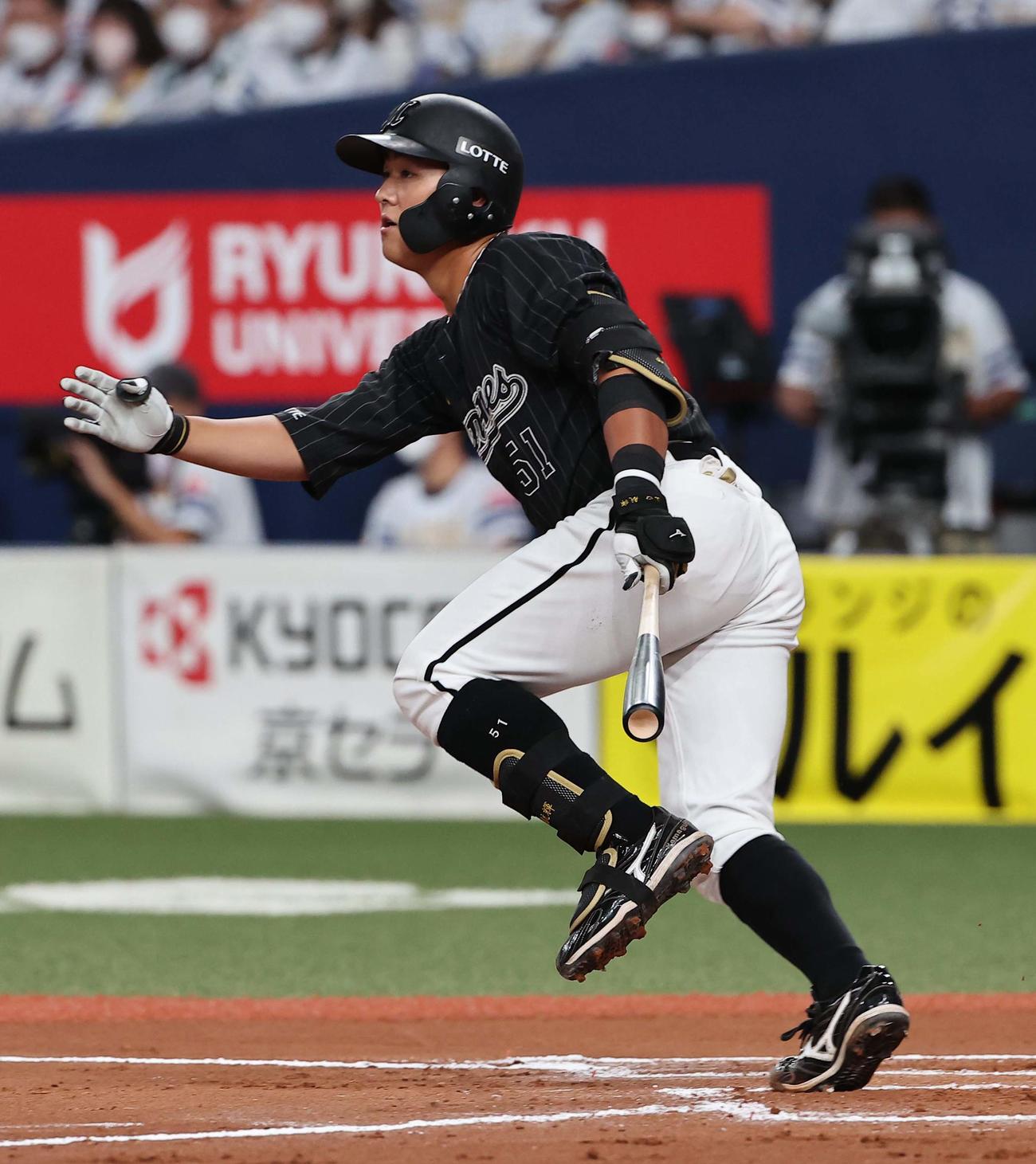 ソフトバンク対ロッテ　6回表ロッテ1死一、三塁、山口は左前適時打を放つ（撮影・上田博志）