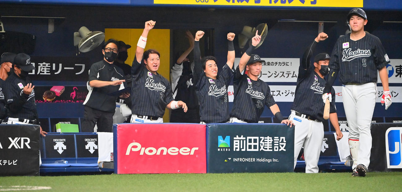 ソフトバンク対ロッテ　6回表ロッテ1死一、三塁、山口の適時打で同点となり喜ぶロッテナイン（撮影・和賀正仁）