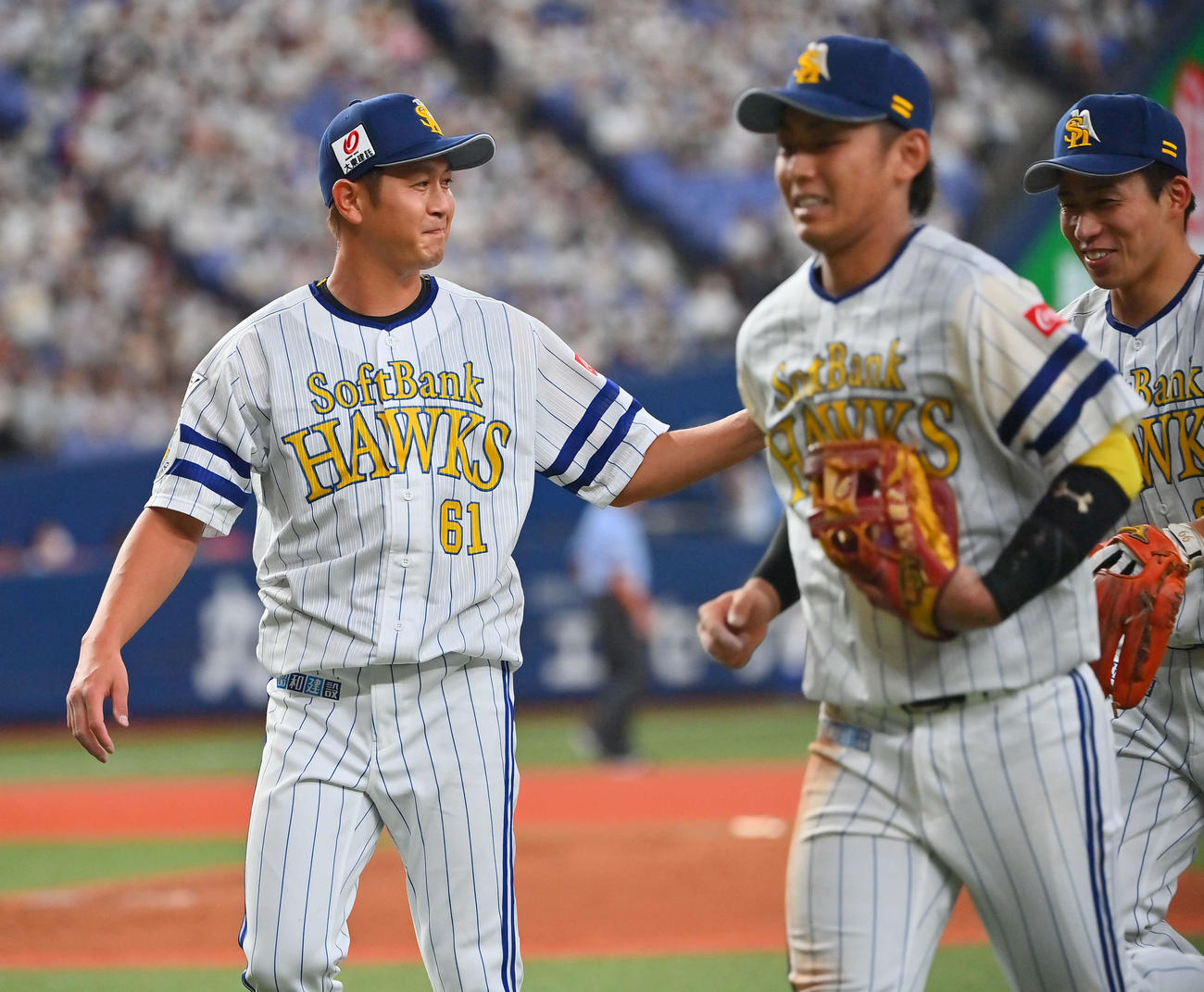 ソフトバンク対ロッテ　3回表ロッテ2死、荻野の打球を好捕したソフトバンク野村勇（右）とタッチを交わす奥村（左）（撮影・和賀正仁）
