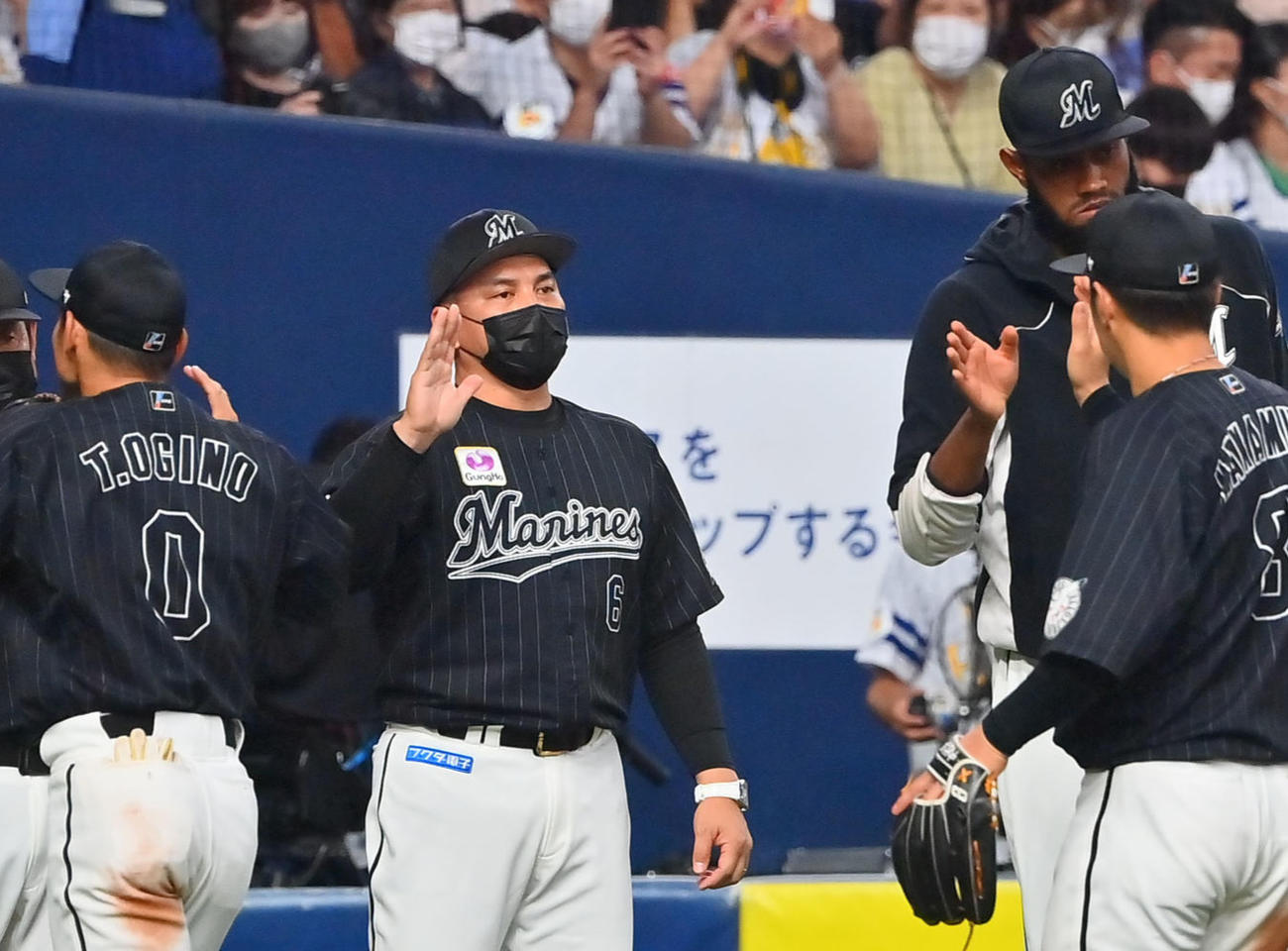 ソフトバンク対ロッテ　ソフトバンクに勝利しタッチを交わすロッテ井口監督（中央）とナイン（撮影・和賀正仁）