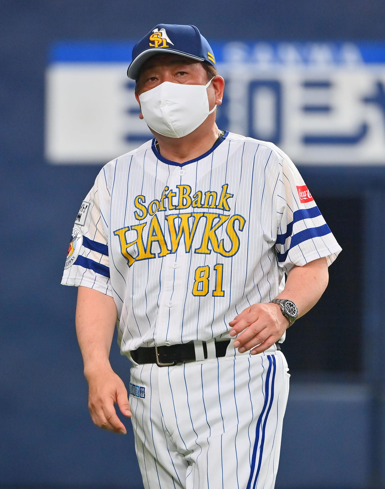 ソフトバンク対ロッテ　7回を終え、選手の交代を告げるソフトバンク藤本監督（撮影・和賀正仁）
