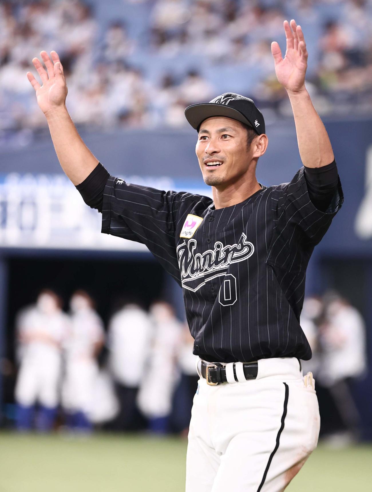 ソフトバンク対ロッテ　ヒーローインタビューを受けた荻野は、拍手に手を上げて応える（撮影・上田博志）