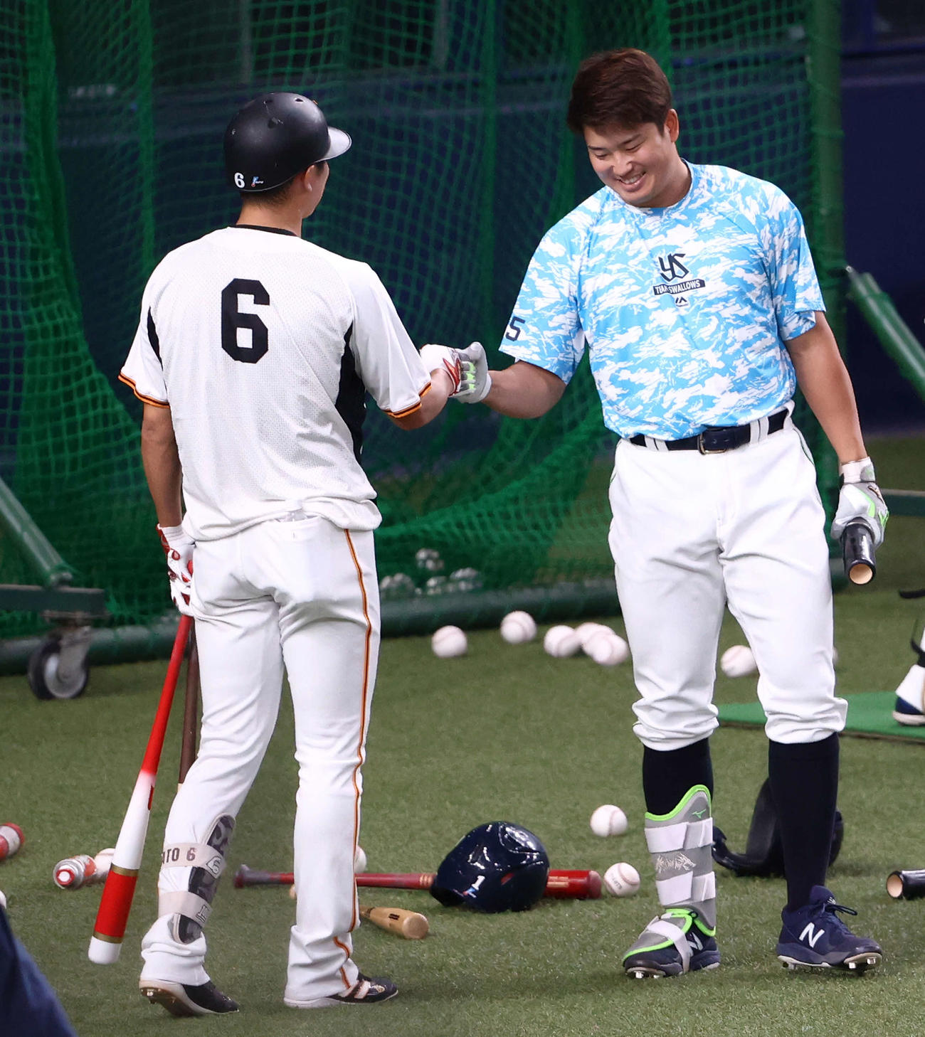巨人対ヤクルト　試合前、グータッチを交わす巨人坂本（左）とヤクルト村上（撮影・河田真司）