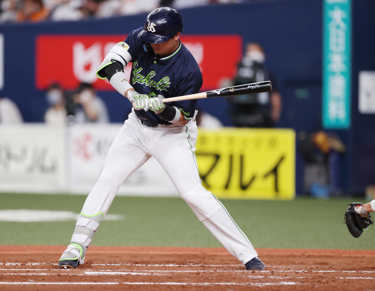 巨人対ヤクルト　3回表ヤクルト2死、四球を選ぶ村上（撮影・狩俣裕三）