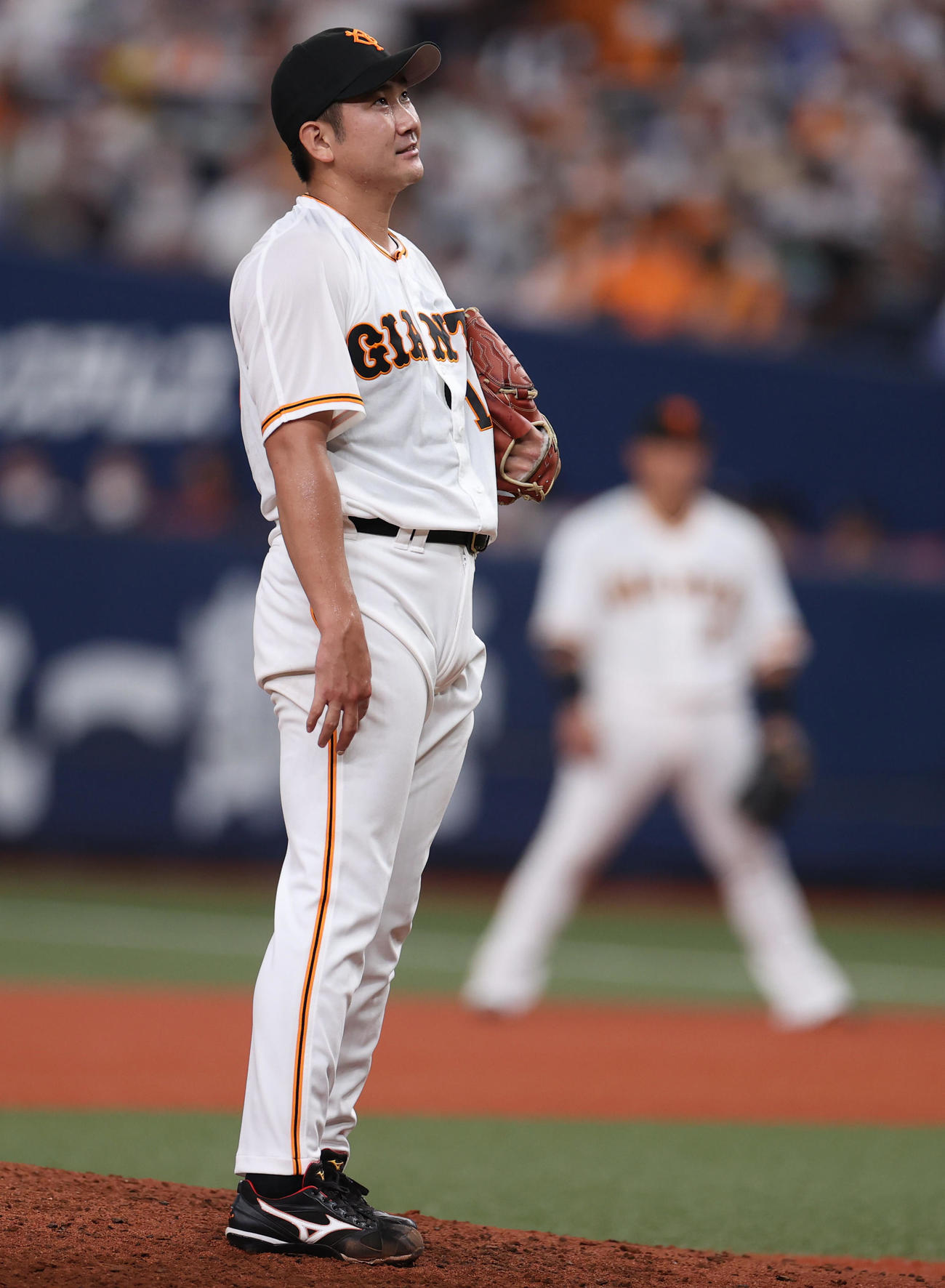 巨人対ヤクルト　3回表ヤクルト2死、村上に四球を与え、納得いかない様子の菅野（撮影・狩俣裕三）