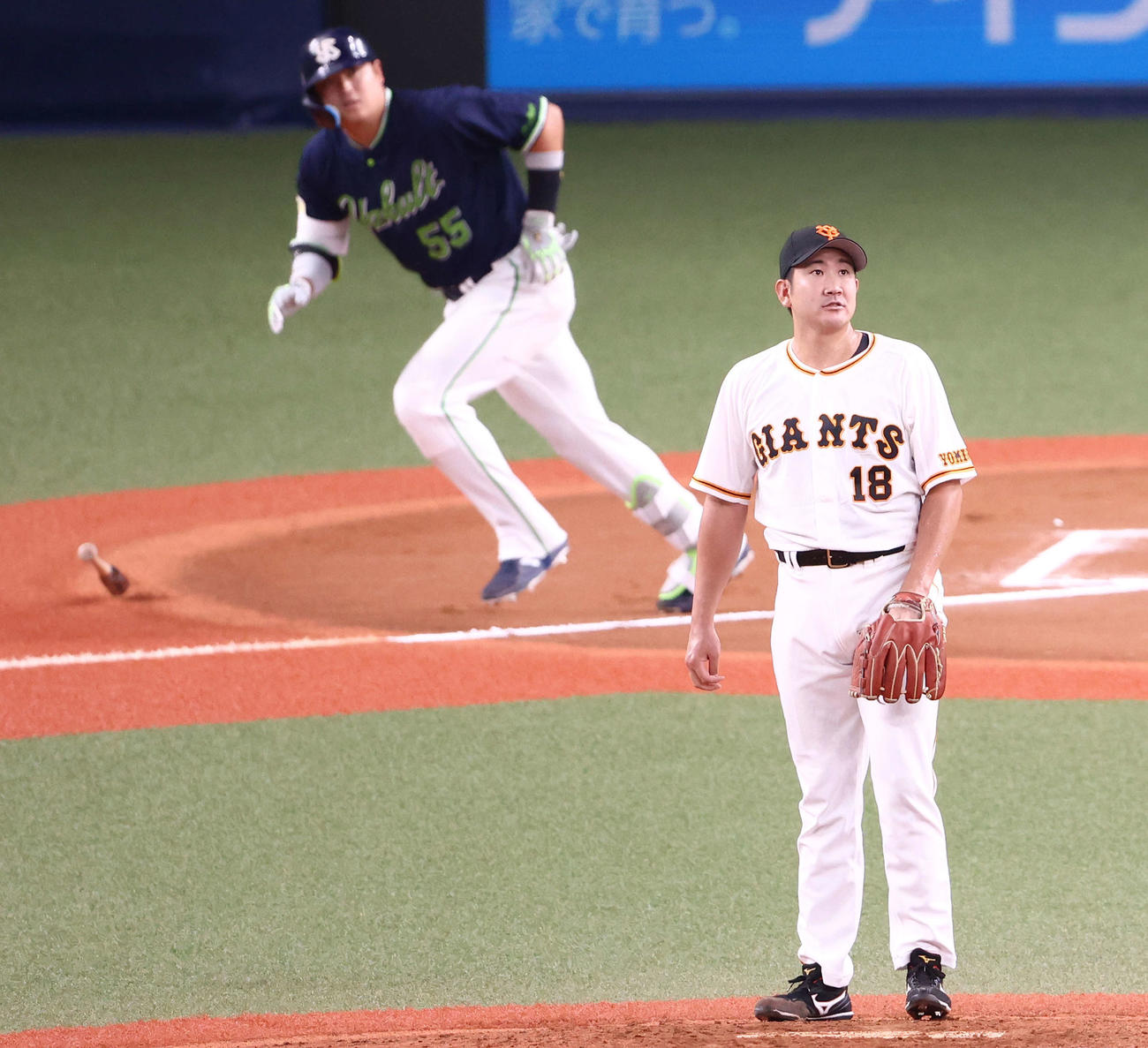 巨人対ヤクルト　6回表ヤクルト1死、村上を左飛に抑える菅野（撮影・河田真司）
